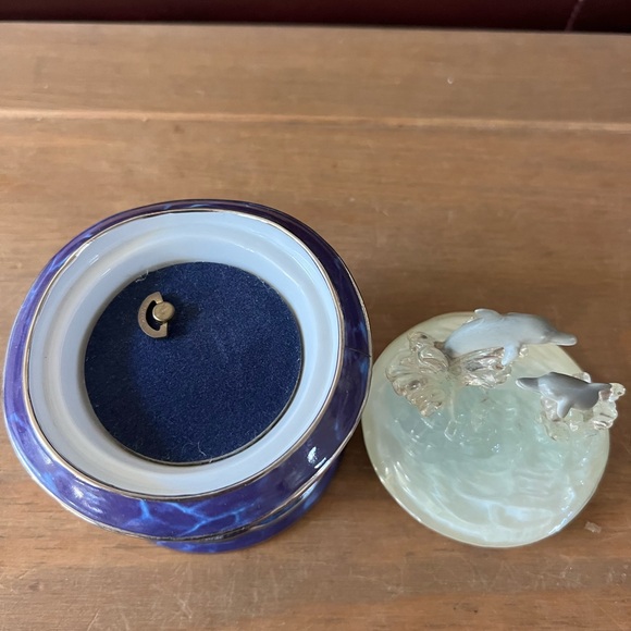 Dolphin music box in perfect condition. - Picture 2 of 5